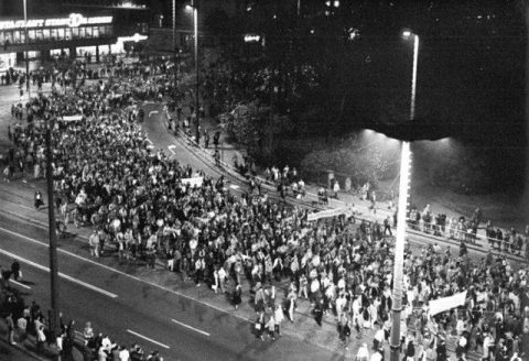 Hàng trăm ngàn người biểu tình đòi Tổng Bí Thư Honecker từ chức vào tối ngày 16 tháng 10, 1989 ở Leipzig. Photo by wikipedi.com