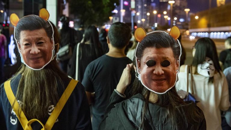 Người biểu tình mang mặt nạ hình Tập Cận Bình hôm 31/10/2019. Ảnh: Miguel Candela/SOPA Images/LightRocket via Getty Images