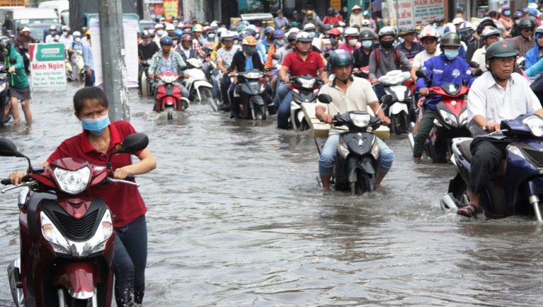 Cảnh ngập lụt thường xảy ra ở TP.HCM và các đô thị khác. Ảnh: Internet