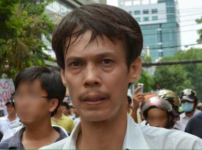 Nhà báo độc lập TS Phạm Chí Dũng trong một lần tham gia biểu tình phản đối Trung Quốc ở Sài Gòn.