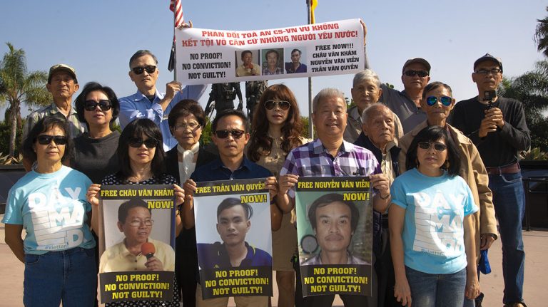 Một số đảng viên Việt Tân và thân hữu vùng Little Saigon, California phản đối bản án bỏ túi đối với các ông Châu Văn Khảm, Nguyễn Văn Viễn và anh Trần Văn Quyền hôm 11/11/2019 tại đài tưởng niệm Việt Mỹ. Ảnh: FB Thanh Lan