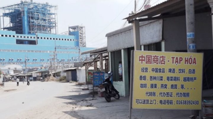 Những tấm bảng hiệu có chữ Trung Quốc chiếm tới 90% ở khu nhà máy nhiệt điện Duyên Hải. Ảnh: Dân Trí