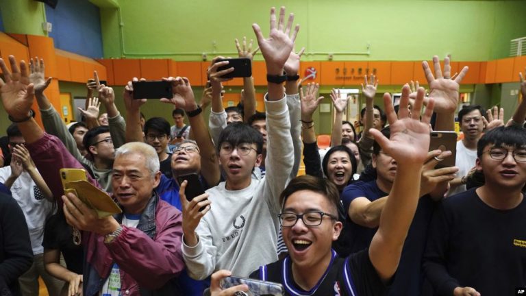 Những người ủng hộ các ứng cử viên phe dân chủ ở Hong Kong, ngày 25/11/2019. Ảnh: AP