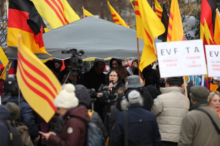 Bác sĩ Hoàng Thị Mỹ Lâm, Chủ Tịch Liên Hội Người Việt Tị Nạn tại CHLB Ðức phát biểu trong cuộc biểu tình do Cộng Ðồng Việt Nam Tự Do Vương Quốc Bỉ tổ chức tại Bruxelles, nhân kỷ niệm 71 năm Ngày Quốc Tế Nhân Quyền.