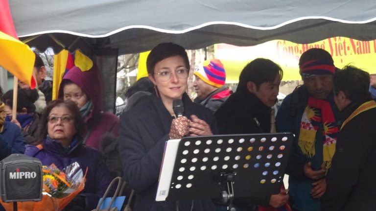 Bà Dân Biểu Quốc Hội Âu Châu Saskia Bricmont, đặc trách Thương Mại giữa EU và Việt Nam phát biểu trong cuộc biểu tình trước trụ sở Quốc Hội Âu Châu tại Bruxelles do Cộng Ðồng Việt Nam Tự Do Vương Quốc Bỉ tổ chức đúng vào Ngày Quốc Tế Nhân Quyền 10/12/2019.