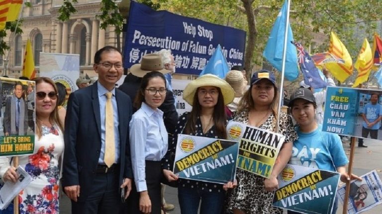 Ông Paul Huy Nguyễn, Chủ Tịch Cộng Đồng Người Việt Tự Do tiểu bang NSW (thứ hai từ trái), cùng một số tham dự viên trong buổi lễ kỷ niệm Ngày Quốc Tế Nhân Quyền 2019 tại Sydney do Cộng Đồng và các cộng đồng bạn phối hợp tổ chức hôm 10/12/2019. Ảnh: Việt Tân Sydney
