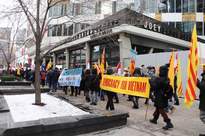Đoàn biểu tình tuần hành qua các đường phố Toronto. Ảnh: Việt Tân Toronto