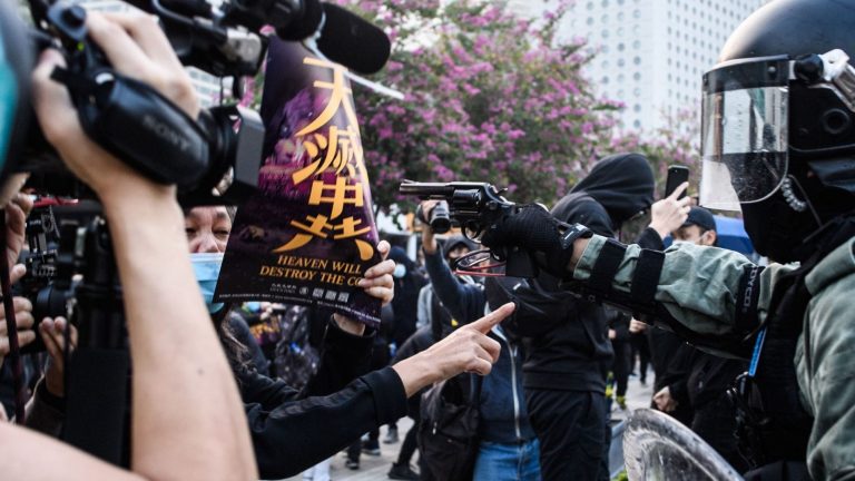 Bất chấp đàn áp, các cuộc xuống đường ở Hong Kong diễn ra liên tục trong nhiều tháng và dự đoán sẽ tiếp tục trong năm 2020. Ảnh: Getty Images