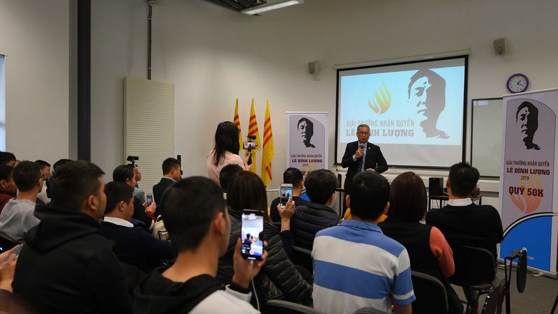 Chủ Tịch Đảng Việt Tân, ông Đỗ Hoàng Điềm phát biểu mở đầu buổi trao giải thưởng Lê Đình Lượng 2019 tại London. Ảnh: Việt Tân Anh Quốc