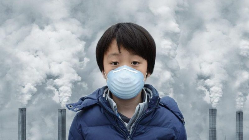 Một cậu bé đeo khẩu trang chống ô nhiễm không khí. Ảnh: Shutterstock/Hung Chung Chih