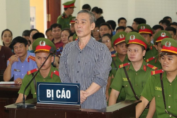 Nhà hoạt động Lê Đình Lượng tại phiên tòa sơ thẩm ở Nghệ An hôm 16/8/2018. Ảnh: AFP