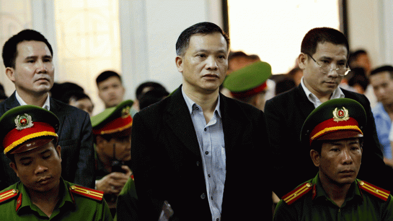 Hình minh họa. Luật Sư Nguyễn Văn Đài (giữa) thuộc Hội Anh Em Dân Chủ và những nhà hoạt động khác tại phiên tòa ở Hà Nội hôm 5/4/2018. Ảnh: AFP