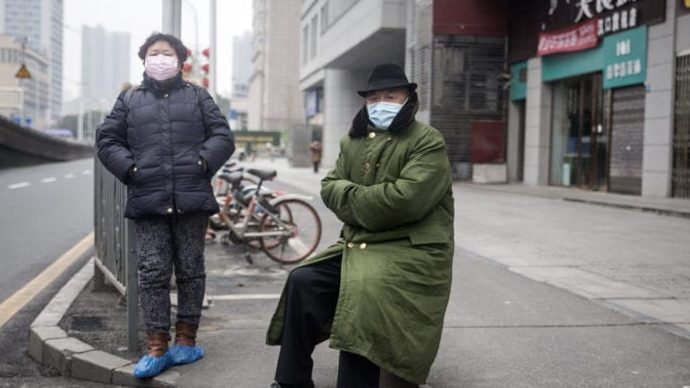 Hai người dân Vũ Hán, Trung Quốc, đeo khẩu trang bảo vệ sức khỏe. Những ngày qua, thành phố này vắng bóng người qua lại vì dịch bệnh do virus Corona gây ra. Ảnh: Getty Images