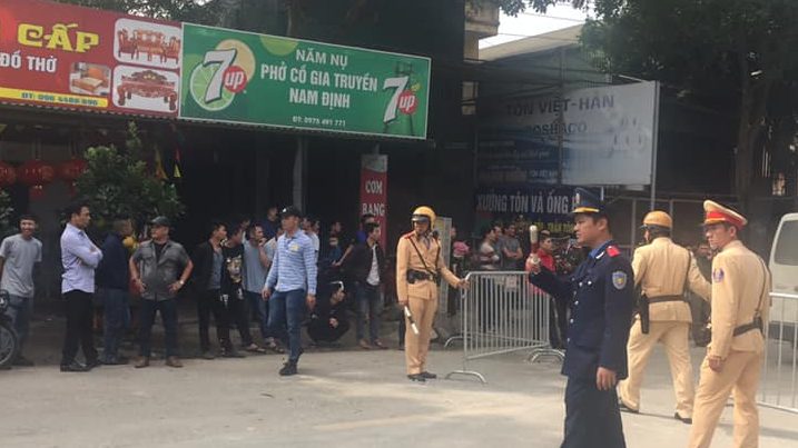 Đường vào xã Đồng Tâm bị chặn bởi lực lượng mang sắc phục lẫn những người mặc thường phục xưng là "dân làng". Ảnh: FB Tuan Ngo (LS Ngô Văn Tuấn)