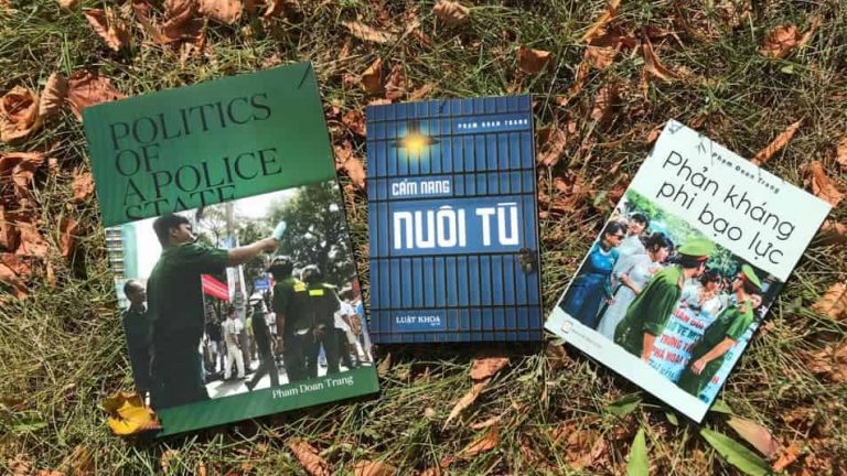 Các cuốn sách của nhà báo Phạm Đoan Trang, “Phản Kháng Phi Bạo Lực,” “Cẩm Nang Nuôi Tù” và “Politics of A Police State” (tiếng Anh) do nhà xuất bản Tự Do phát hành. Ảnh: Facebook Pham Doan Trang