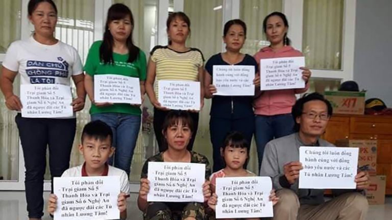 Thân nhân các tù nhân lương tâm phản đối việc người thân bị ngược đãi trong tù. Hình chụp 07/2019. Ảnh: Lê Thị Thập