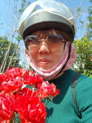 Bà Nguyễn Thị Châu chụp hình kỷ niệm tại trại giam Xuân Lộc, sau khi tìm kiếm thăm chồng là tù nhân chính trị Nguyễn Ngọc Ánh hôm 28 Tết Canh Tý. Ảnh do bà Nguyễn Thị Châu cung cấp cho RFA