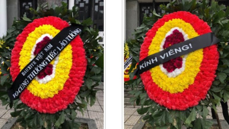 Vòng hoa của trang Bauxite Việt Nam (ảnh trái) viếng Lão Tướng Nguyễn Trọng Vĩnh, tại Nhà tang lễ quốc gia sáng 2/1/2020, bị an ninh lén lút thay băng rôn (phải). Ảnh chụp màn hình trang Bauxite Việt Nam