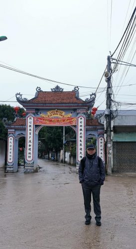 Tác giả- LS Mạnh - trước cổng thôn Hoành, xã Đồng Tâm, tháng 2/2020. Ảnh: FB Manh Dang