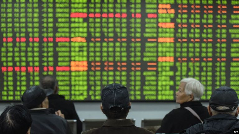 Các nhà đầu tư đang theo dõi chỉ số chứng khoán tại Hàng Châu, Trung Quốc, vào ngày 3/2/2020. Ảnh AFP