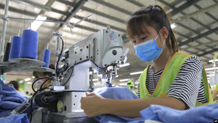Công nhân làm việc tại một nhà máy dệt may ở Nam Định. Ảnh: AP