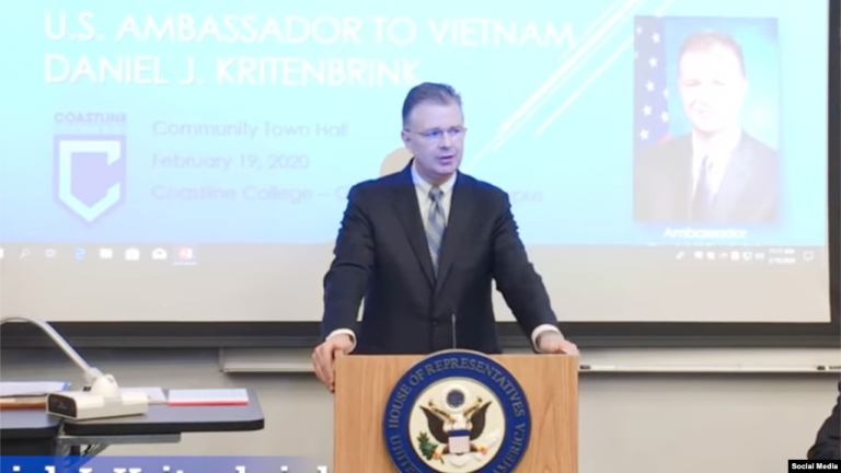Đại sứ Hoa Kỳ tại Việt Nam Daniel Kritenbrink phát biểu trong buổi tiếp xúc với cộng đồng người Mỹ gốc Việt tại Nam California, ngày 19/02/2020. Ảnh chụp từ YouTube Người Việt