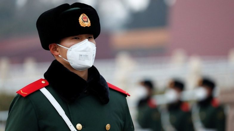 Một quân nhân trang bị khẩu trang đứng gác tại Thiên An Môn ở Bắc Kinh, Trung Quốc, ngày 27 tháng Giêng, 2020. Ảnh Carlos Garcia Rawlins/Reuters
