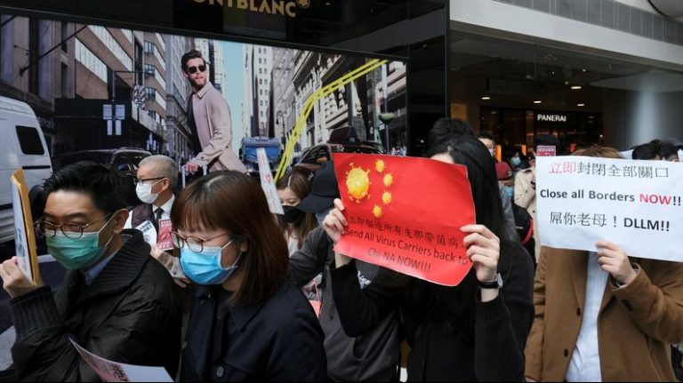 Nhân viên y tế tại Hong Kong đã bắt đầu đình công trong ngày 3/2 đòi chính quyền Đặc khu phải đóng hoàn toàn biên giới với Trung Quốc để ngăn dịch viêm phổi Vũ Hán. Ảnh: Reuters