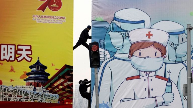 Panô tuyên truyền phòng, chống dịch bệnh được bắt gặp khắp nơi ở Trung Quốc. Ảnh: AP