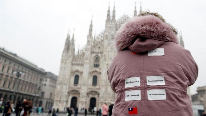 Một du khách Đài Loan tại Milano (Ý) dán trên lưng áo "Tôi không phải người Trung Quốc", "Tôi là người Đài Loan"... bằng 4 thứ tiếng Anh, Pháp, Đức, Ý. Ảnh chụp ngày 25/02/2020. Reuters/Yara Nardi