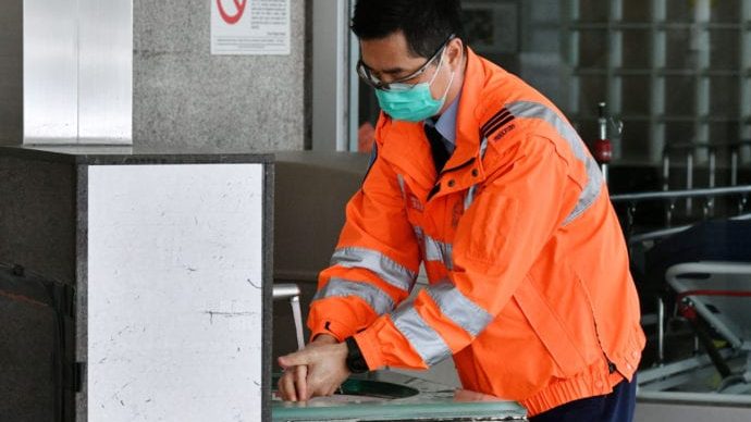 Một nhân viên cứu hỏa rửa tay tại bệnh viện Princess Margaret ở Hong Kong hôm 4/2/2020. Hong Kong là nơi thứ hai bên ngoài Trung Quốc có một người chết vì virus Corona. Ảnh: Anthony Wallace/AFP via Getty Images
