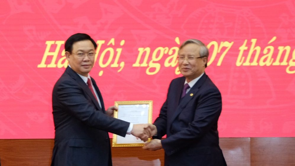 Ông Vương Đình Huệ nhận quyết định bổ nhiệm làm Bí thư thành ủy Hà Nội từ Thường trực Ban Bí thư Trần Quốc Vượng. Ảnh: Dân Trí