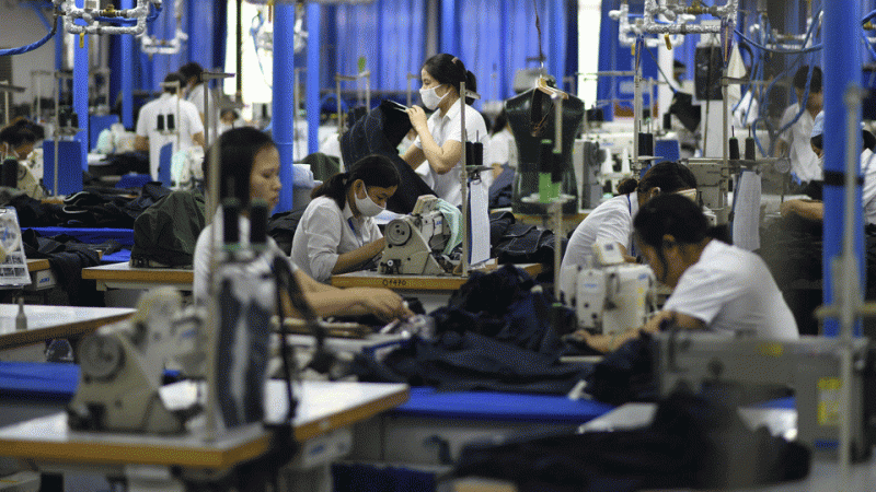 Hình chụp hôm 24/5/2019 tại một nhà máy may mặc ở Hà Nội. Ảnh: AFP