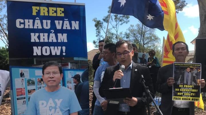 Ông Minh Đoàn, một trong những người bạn của ông Châu Văn Khảm, phát biểu. Ông phản đối mạnh mẽ bản án và yêu cầu CSVN phải trả tự do ngay lập tức cho ông Châu Văn Khảm. Ảnh: Việt Tân Úc  Châu