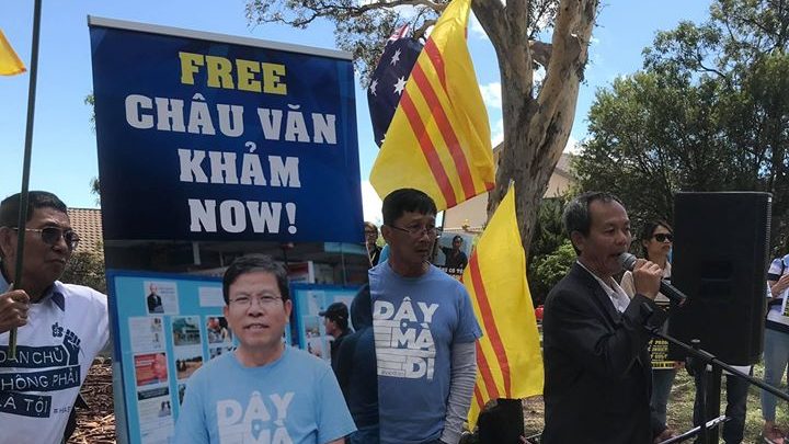 Đại diện Việt Tân Úc Châu, ông Nguyễn Hiền, phát biểu tại cuộc biểu tình. Ảnh: Việt Tân Úc Châu