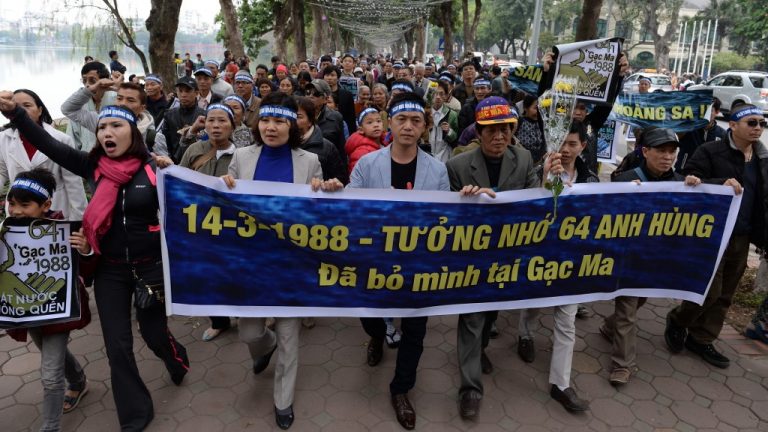 Người dân Hà Nội hôm 14/3/2016 tưởng niệm 64 tử sĩ Gạc Ma bị Trung Quốc giết ngày 14/3/1988. Ảnh: AFP