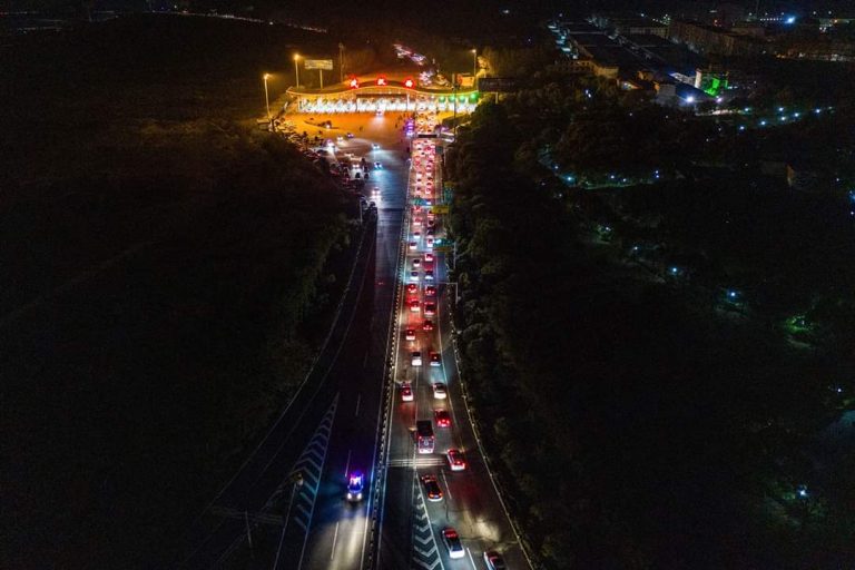 Dòng xe cộ nối đuôi nhau rời khỏi thành phố Vũ Hán khi lệnh phong tỏa được gỡ bỏ rạng sáng 8/4/2020. Ảnh: AFP