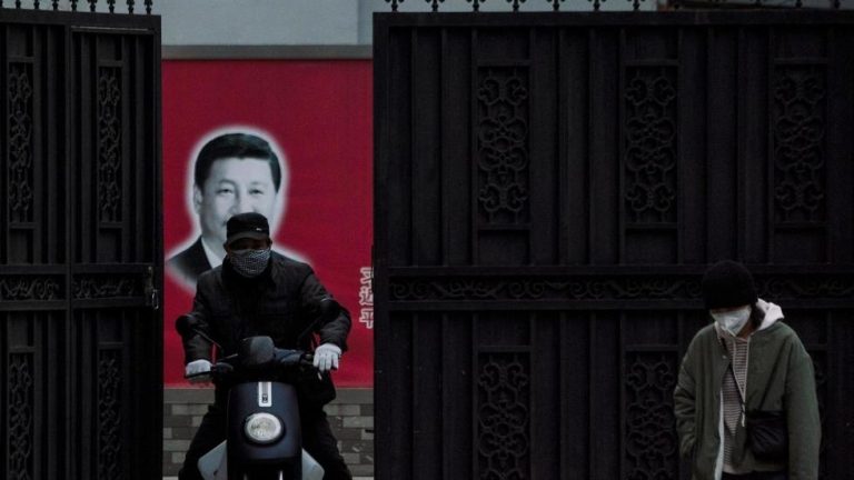 Quyền uy Tập Cận Bình bao trùm Trung Quốc, nhưng nay người dân phẫn nộ vì đại dịch ở Vũ Hán đã dám lên tiếng phản đối. Ảnh mang tính minh họa. (Reuters/Aly Song)