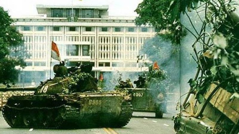 Xe tăng quân Miền Bắc cổng Dinh Độc Lập hôm 30/4/1975.