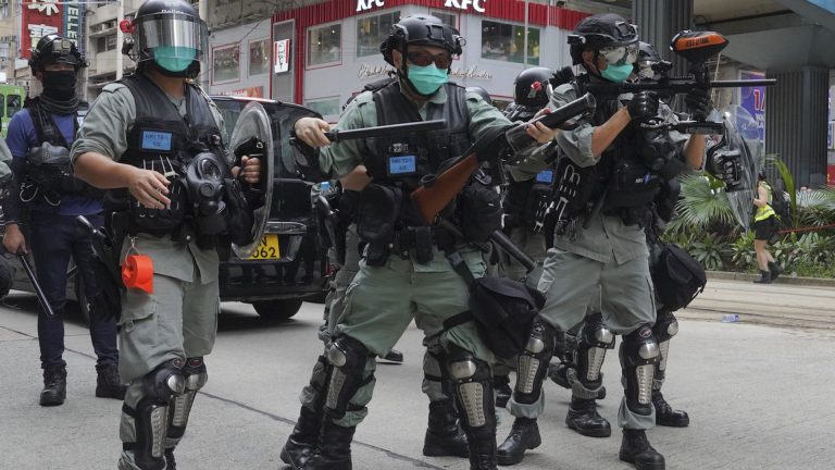 Cảnh sát Hong Kong trang bị đầy đủ chuẩn bị đối phó với người biểu tình. Ảnh: AP Photo/Vincent Yu