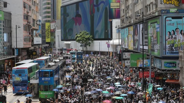 Người dân Hong Kong biểu tình chống Dự Luật An Ninh Quốc Gia Hong Kong tập trung trước thương xá Sogo, Causeway Bay hôm 24/5/2020. Ảnh: SCMP/Sam Tsang