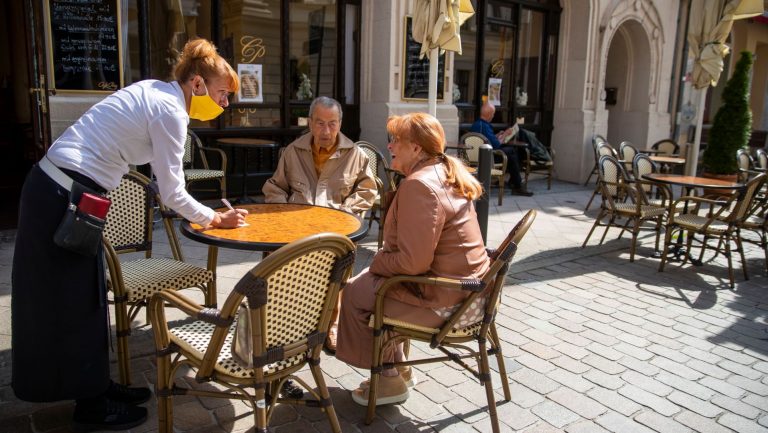 Tiệm cà phê Cafe Prag ở Schwerin, miền Đông Bắc nước Đức, mở cửa trở lại vào ngày 9/5/2020, mặc dù dịch COVID-19 đang diễn ra. Ảnh: Odd Andersen/ AFP via Getty Images