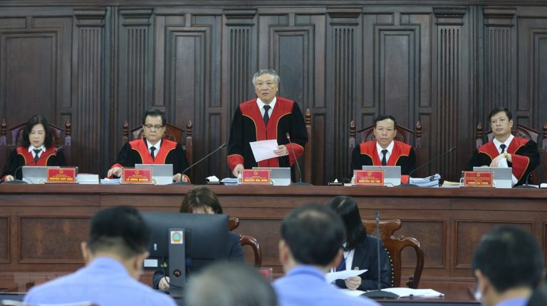 Chánh án Tòa Án Tối Cao Nguyễn Hòa Bình (đứng) chủ tọa phiên giám đốc thẩm vụ án Hồ Duy Hải 6-8/5/2020. Ảnh: Internet