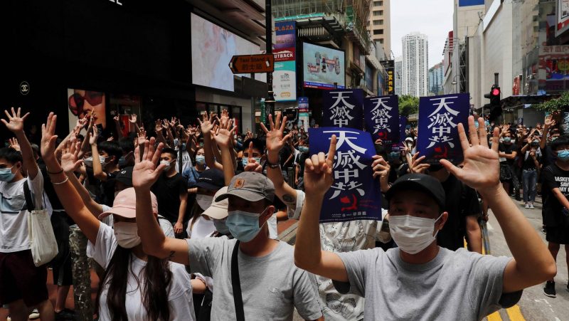 Người dân Hong Kong biểu tình phản đối dự luật an ninh, hôm 24/05/2020. Ảnh: Reuters