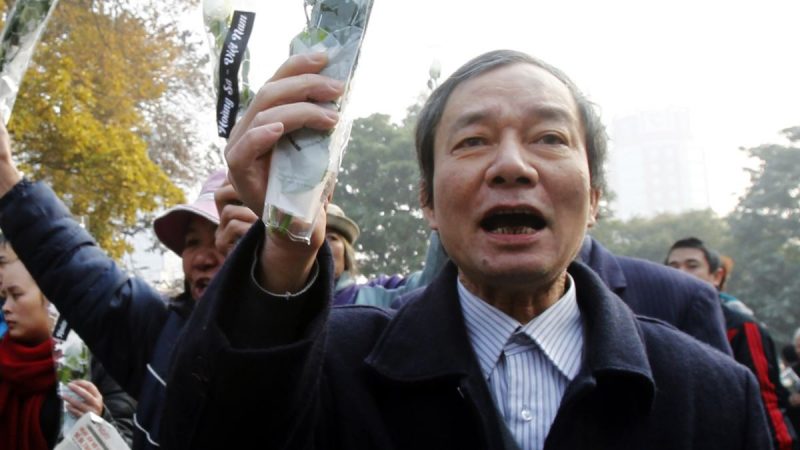 Nhà báo độc lập Nguyễn Tường Thụy, Phó Chủ Tịch Hội Nhà Báo Độc Lập Việt Nam, trong một cuộc biểu tình tại Hà Nội phản đối Trung Quốc, khẳng định chủ quyền biển đảo của đất nước ở Biển Đông. Ảnh: Internet