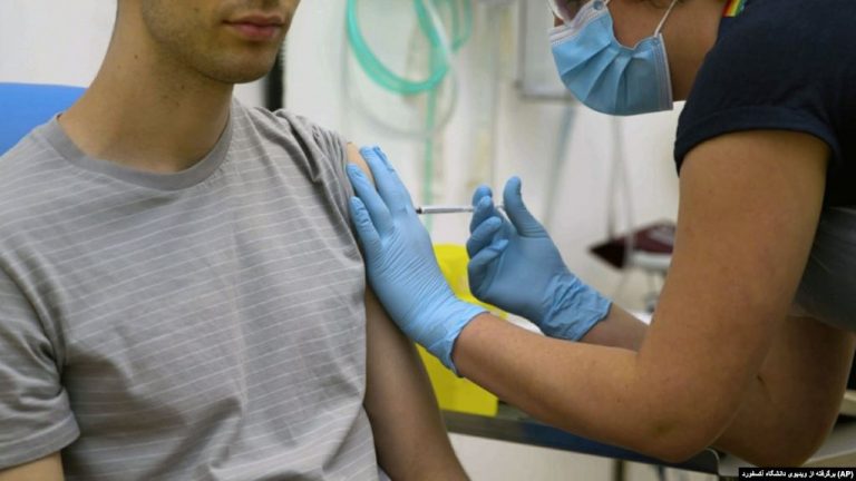 Đại Học Oxford, Anh, thử nghiệm vaccine ngừa COVID-19 trên người. Ảnh: AP