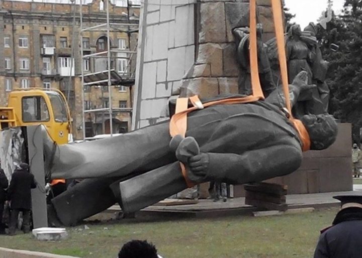 Tượng lãnh tụ Xô Viết Lênin bị phá dỡ ở Ukraine. Ảnh: Internet