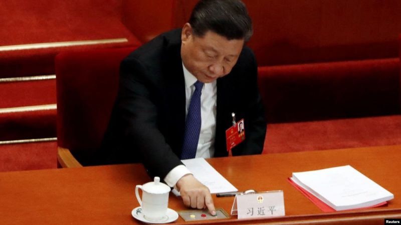 Tập Cận Bình bấm nút bỏ phiếu cho Dự Luật An Ninh Quốc Gia cho Đặc Khu Hành Chánh Hong Kong trong một phiên họp hôm 28/5/2020 của Quốc Hội Trung Quốc tại Đại Sảnh Đường Nhân Dân ở Bắc Kinh. Ảnh: Reuters