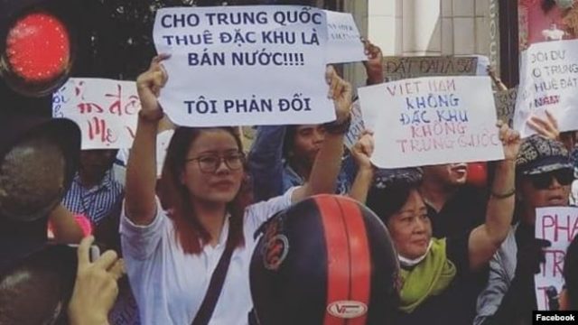 Nhà hoạt động Trương Thị Hà (áo trắng) tại cuộc biểu tình chống Dự Luật Đặc Khu tháng 6/2018 ở TP.HCM. Ảnh: Facebook 