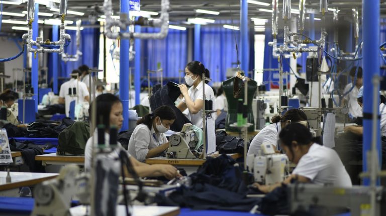 Một xưởng may gia công quần áo cho các nhãn hiệu nước ngoài trong một nhà máy ở Hà Nội. Ảnh: Manan Vatsyayana/ AFP